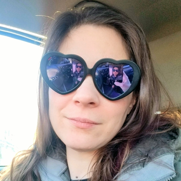 Meet your Posher, Ali - Picture 1 of 2